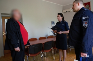 zdjęcie przedstawia: Panią Komendant, Zastępcę Naczelnika Wydziału Prewencji oraz mieszkańca miasta podczas wręczania podziękowań