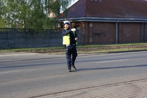 zdjęcie przedstawia: policjant ruchu drogowego zatrzymujący pojazd do kontroli