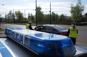 zdjęcie przedstawia: policjanci ruchu drogowego podczas kontroli drogowej